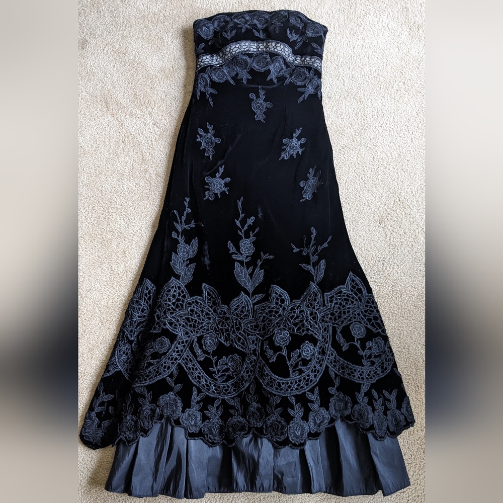 Designer Blk Velvet and Lace Gown by Basix sz 8. Strapless